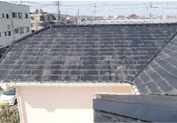 屋根表面が劣化しています