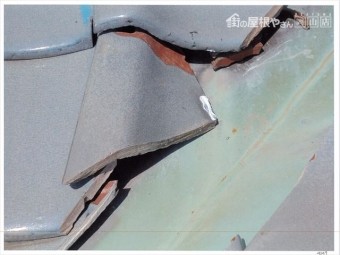 玉野市 雨漏り修理 谷板金の瓦ズレ