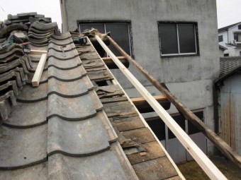 岡山市中区 瓦を捲り下地のいたの取り換えです