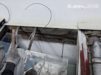 岡山市東区 ガラスが割れ雨漏り下地も腐っています