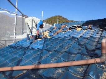 備前市 屋根瓦葺き替え 瓦撤去中