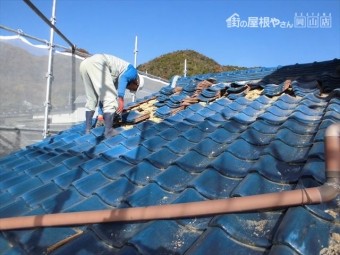 備前市 屋根瓦葺き替え 瓦撤去中