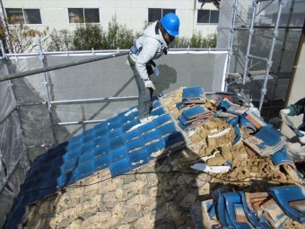 備前市 屋根瓦葺き替え 瓦撤去中