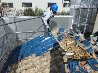 備前市 屋根瓦葺き替え 瓦撤去中