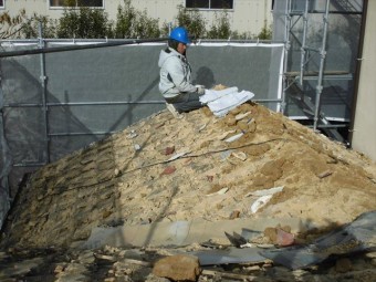 備前市 屋根瓦葺き替え 瓦撤去中