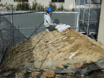 備前市 屋根瓦葺き替え 瓦撤去中