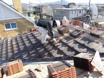 岡山市南区 2階平板瓦を葺いていきます。