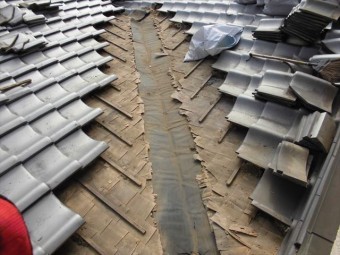 岡山市北区 雨漏り修理 谷板金取り替え工事 板金撤去