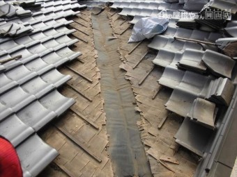 岡山市北区 雨漏り修理 谷板金取り替え工事 板金撤去