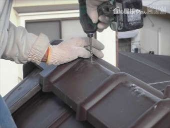 岡山市南区 2階の隅棟 強力棟でガンブリビス留め