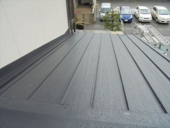 玉野市 屋根工事 カバー工法 ガルバリウム鋼板の縦葺き