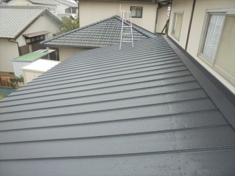 玉野市 屋根工事 カバー工法 ガルバリウム鋼板の縦葺き