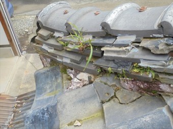 赤穂郡上郡町 隅棟にの寒割れが激しいです
