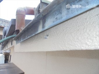 備前市 古い雨どいを取り外します。