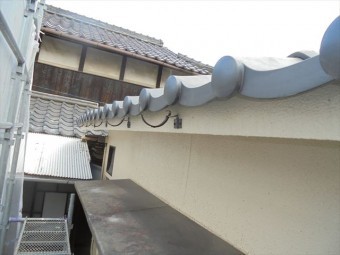 備前市 正面打ちの金具を取り付けます。