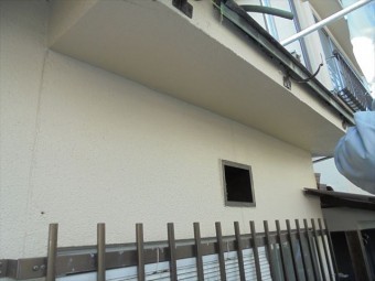 備前市 軒樋の金具を付け替えます。