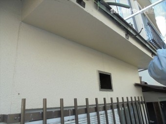 備前市 軒樋の金具を付け替えます。