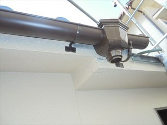備前市 新しい軒樋を取り付けていきます。