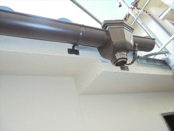 備前市 新しい軒樋を取り付けていきます。