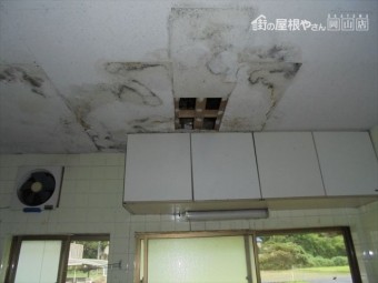 岡山市東区で雨漏り修理 天井の雨漏り跡