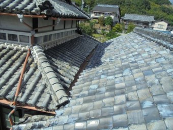 隅棟部分を解体しないと谷板金が換わりません。