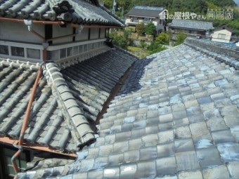 隅棟部分を解体しないと谷板金が換わりません。