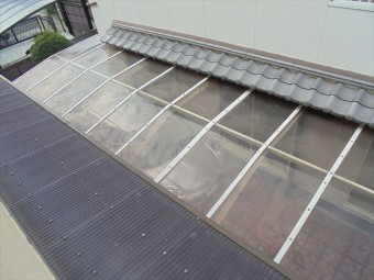岡山市南区 漆喰補修工事 急こう配 隣のカーポート