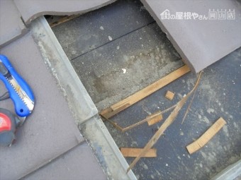 岡山市北区 雨漏り修理 雨水が入った跡が 桟木もボロボロ 屋根に上がり点検