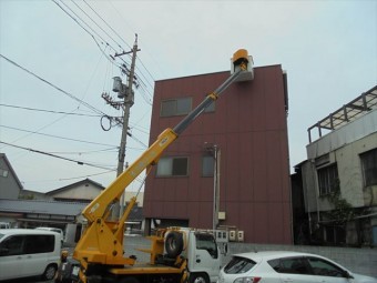 倉敷市雨漏り点検 高所作業車で3階の屋根の上に