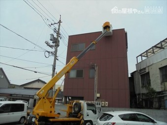 倉敷市雨漏り点検 高所作業車で3階の屋根の上に