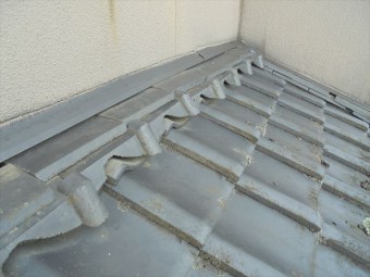 倉敷市で雨漏り修理 セメント瓦の劣化が進んで
