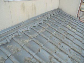 倉敷市で雨漏り修理 セメント瓦の劣化が進んで