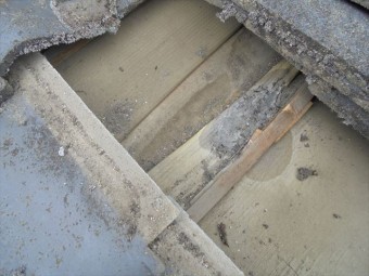 倉敷市で雨漏り修理 セメント瓦の劣化が進んで
