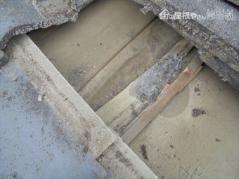 倉敷市で雨漏り修理 セメント瓦の劣化が進んで