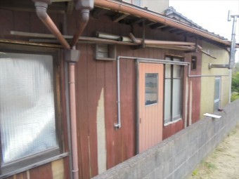 倉敷市 壁の板が剥がれてきています