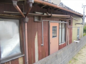 倉敷市 壁の板が剥がれてきています