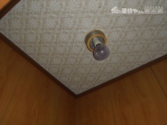 岡山市北区で台風の影響で雨漏り 照明器具のかばーを外しています。