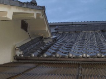 岡山市北区で台風の影響で雨漏り 日本瓦の平屋
