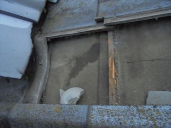 岡山市北区で台風の影響で雨漏り 瓦をめくり雨漏りの原因を調べます。