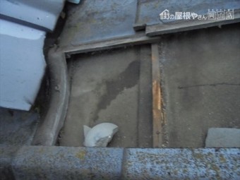 岡山市北区で台風の影響で雨漏り 瓦をめくり雨漏りの原因を調べます。