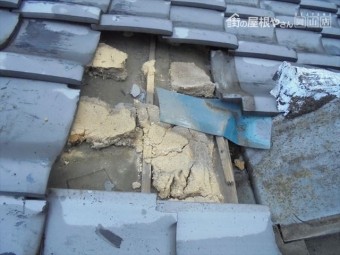 岡山市北区で台風の影響で雨漏り 瓦をめくり雨漏りの原因を調べます。