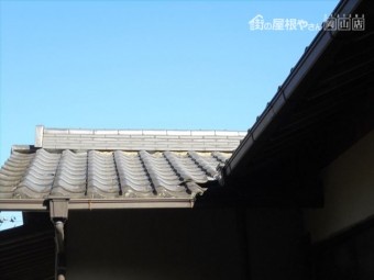 岡山県和気町で屋根修理 日本建築のいぶし瓦です。漆喰の傷みが目立ちます