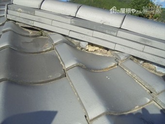 岡山県和気町で屋根修理 隅棟の三日月漆喰も欠落しています