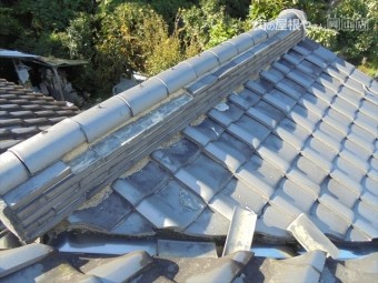 岡山県和気町で屋根修理 棟の熨斗瓦が抜け落ちています。