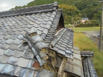 岡山市東区 隅木が折れています。