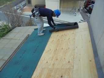 倉敷市 屋根リフォーム 防水紙貼り付け