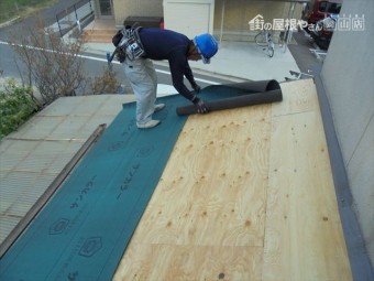 倉敷市 屋根リフォーム 防水紙貼り付け