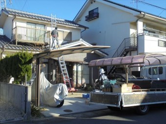 岡山市北区行った屋根リフォームの模様をご紹介いたします。瓦屋根葺き替え工事の為外した太陽光発電システムを復旧します。 太陽光メーカーが発行しといるIDカードを持っていないと、メーカー保証が受けられません