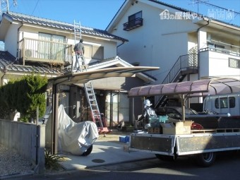 岡山市北区行った屋根リフォームの模様をご紹介いたします。瓦屋根葺き替え工事の為外した太陽光発電システムを復旧します。 太陽光メーカーが発行しといるIDカードを持っていないと、メーカー保証が受けられません