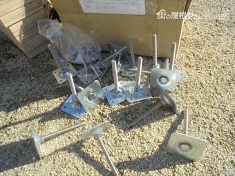岡山市北区行った屋根リフォームの模様をご紹介いたします。瓦屋根葺き替え工事の為外した太陽光発電システムを復旧します。 太陽光メーカーが発行しといるIDカードを持っていないと、メーカー保証が受けられません